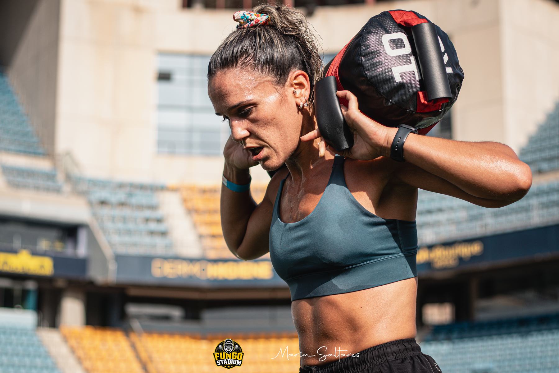 Atleta con balón medicinal en el estadio